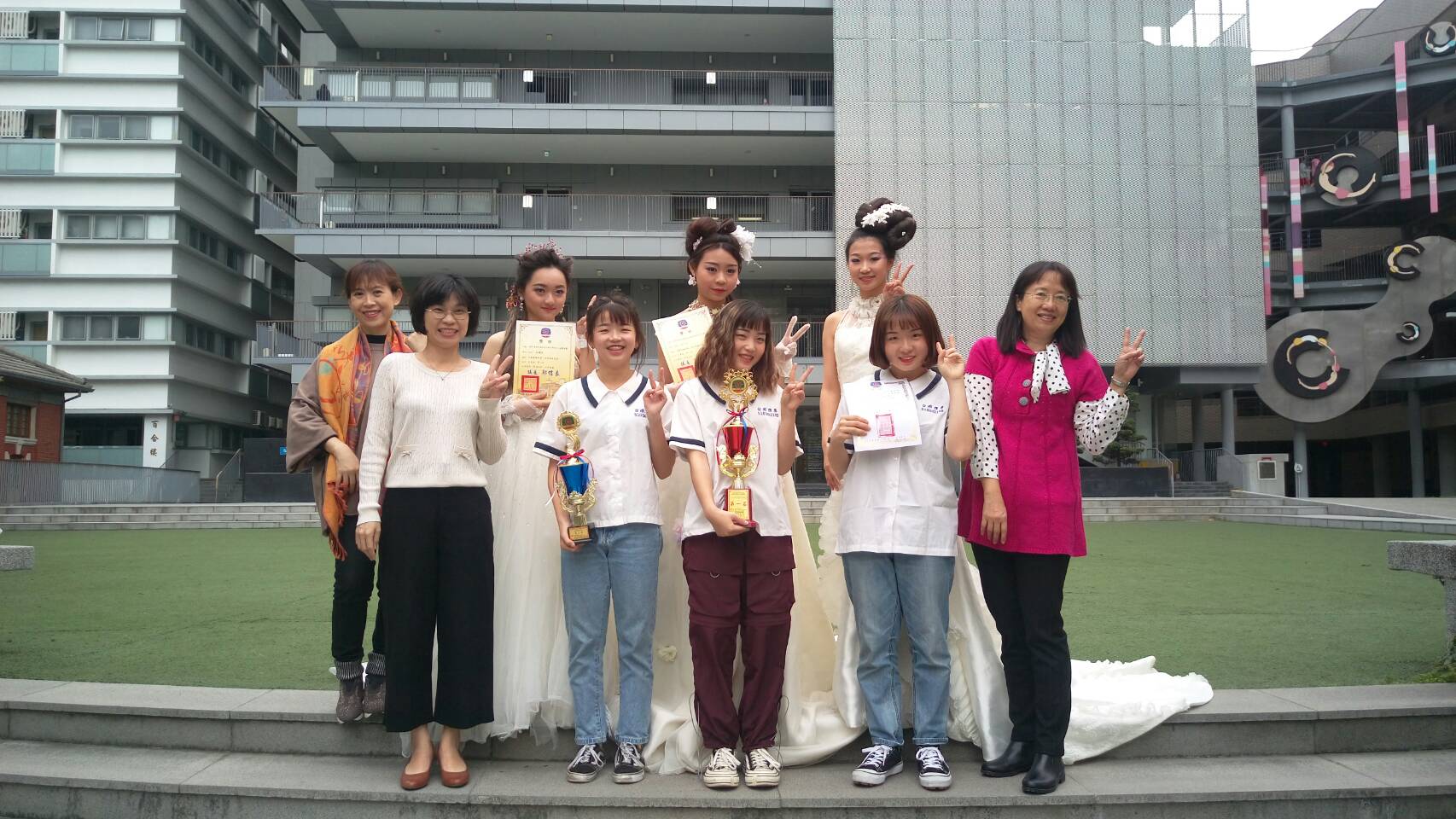 台南市議長盃行動美學設計公益賽學生與老師合照