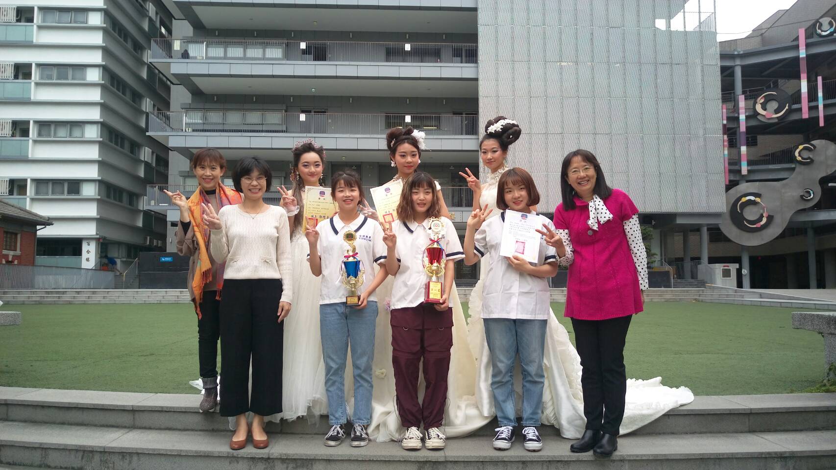 台南市議長盃行動美學設計公益賽學生與老師合照