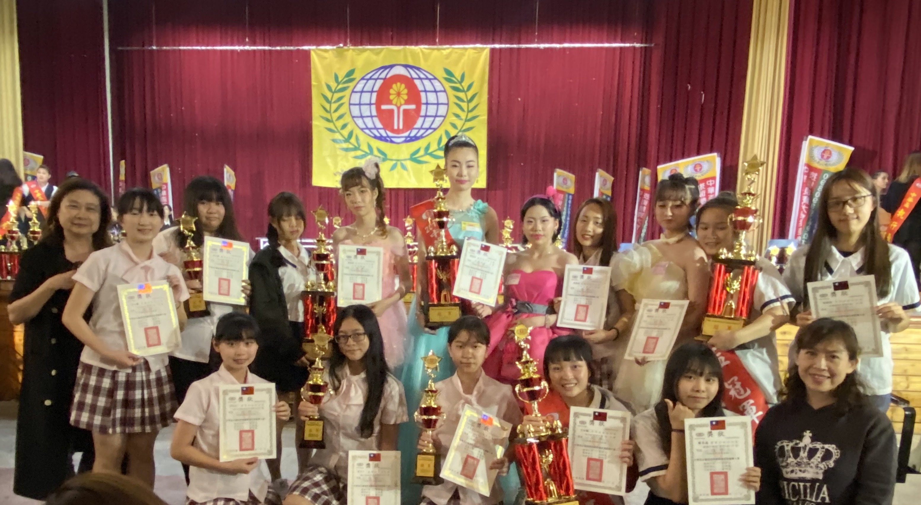2019中華盃全國美容美髮美儀技術競賽大會與老師大合照
